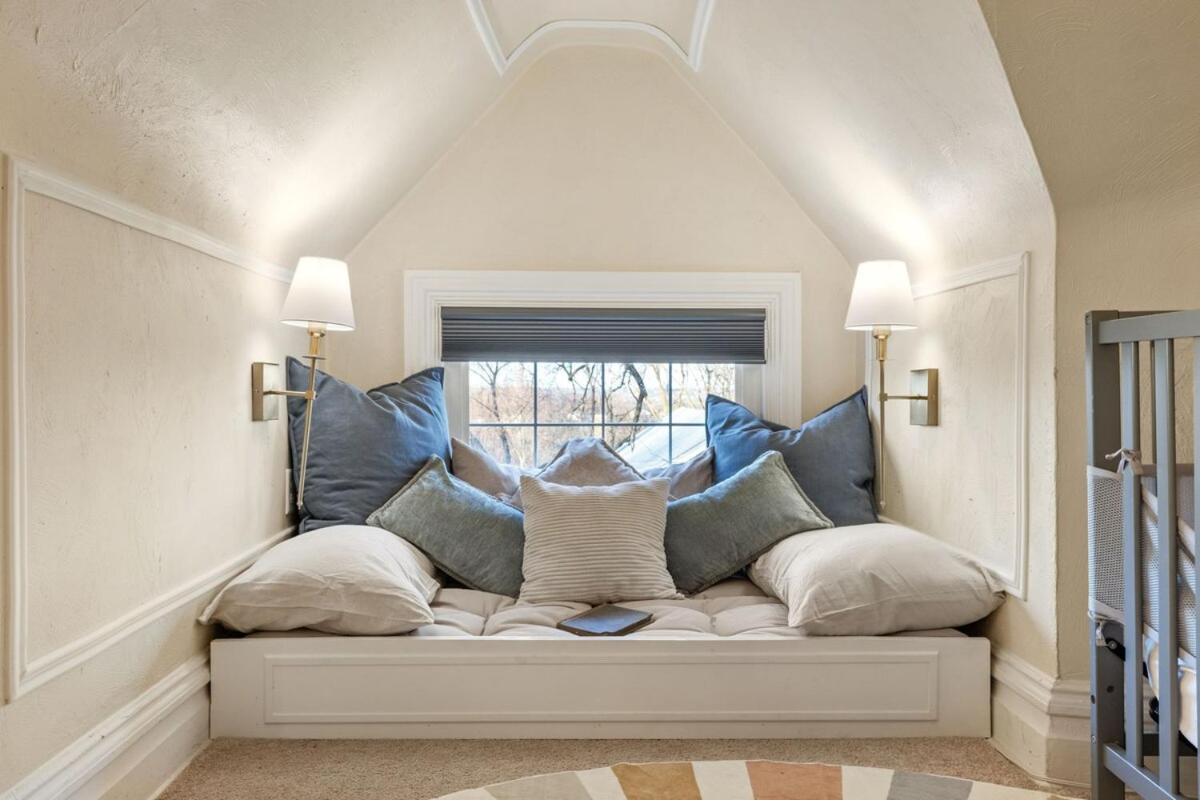 Distinguished Victorian With A Family-focused Feel, Quiet Neighborhood Holiday home *