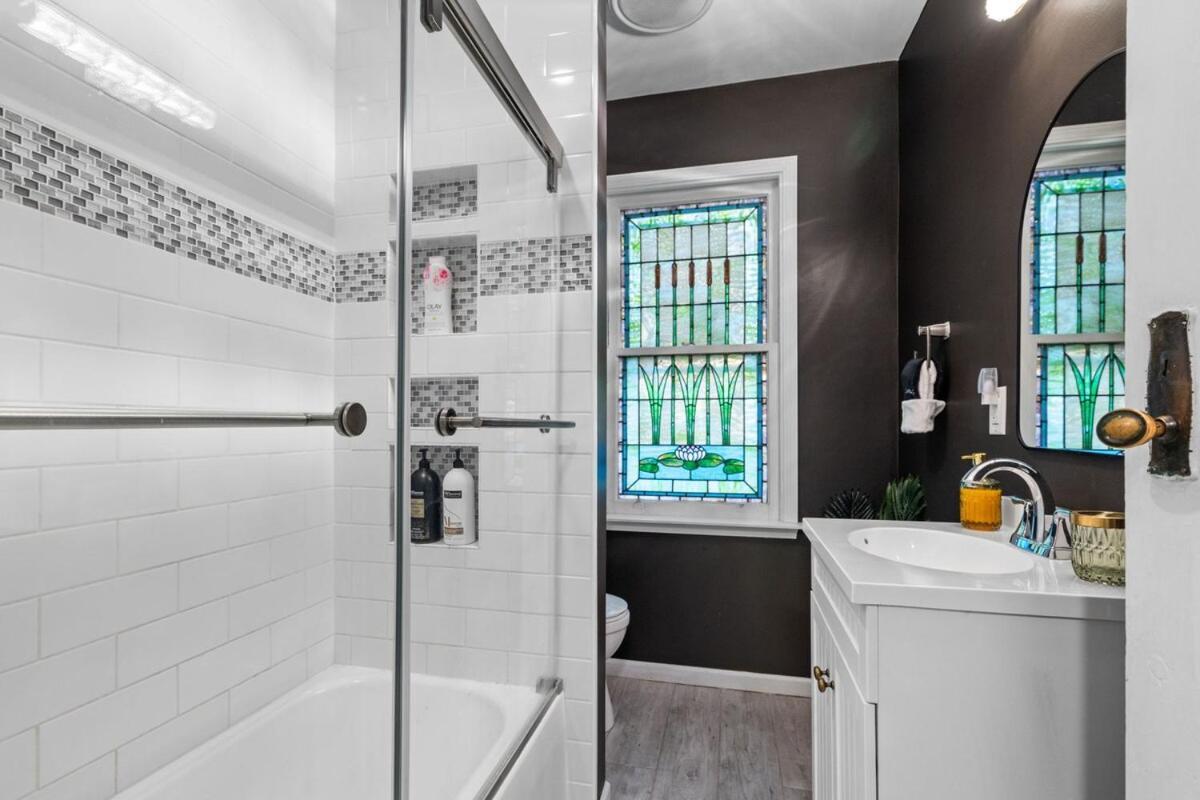 Distinguished Victorian With A Family-focused Feel, Quiet Neighborhood Holiday home *